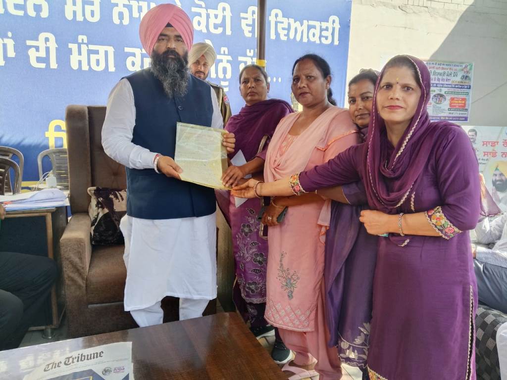 ASHA workers submitted a demand letter to the Deputy Speaker Vidhan Sabha and reminded them of the promises made